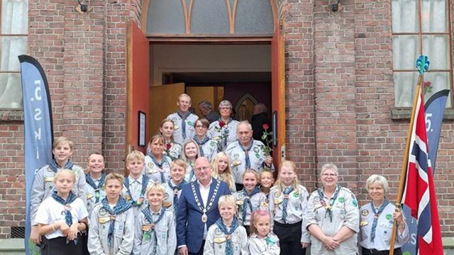 Generasjonsgudstjeneste med speiderparade